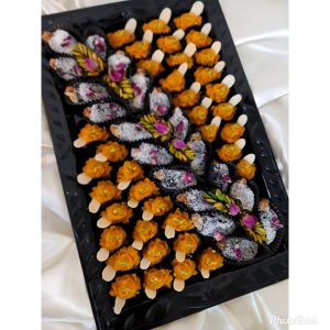 سینی مشکی ، ترحلوا زعفرانی اعلا و خرما گردویی مجلسی